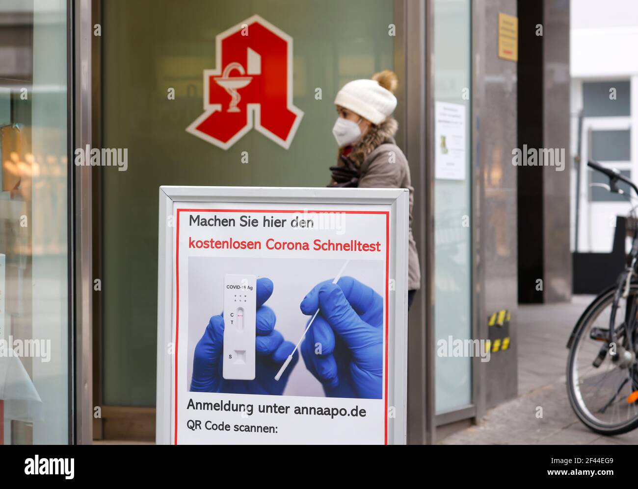 DŸren, Nord Reno-Westfalia, Germania - Farmacia offre gratuitamente Corona test rapido, centro della città di DŸren in tempi di crisi Corona al secondo blocco, m Foto Stock