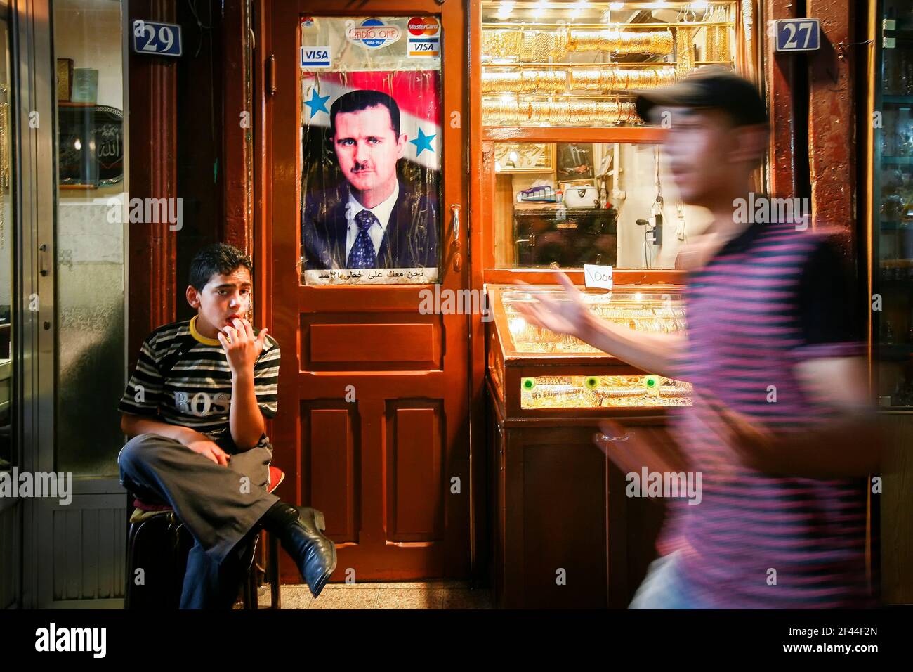 Damasco, Siria - Agosto 04,2010 : UN manifesto del presidente siriano Bashar al-Assad pende di fronte ad un negozio nella città vecchia di Damasco Foto Stock