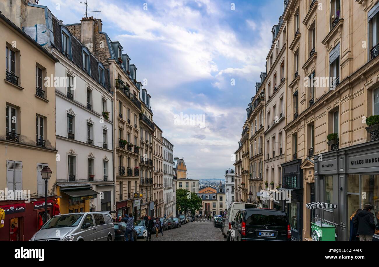 Strada tipica del quartiere di Montmartre con le sue scale, a Parigi, Francia Foto Stock