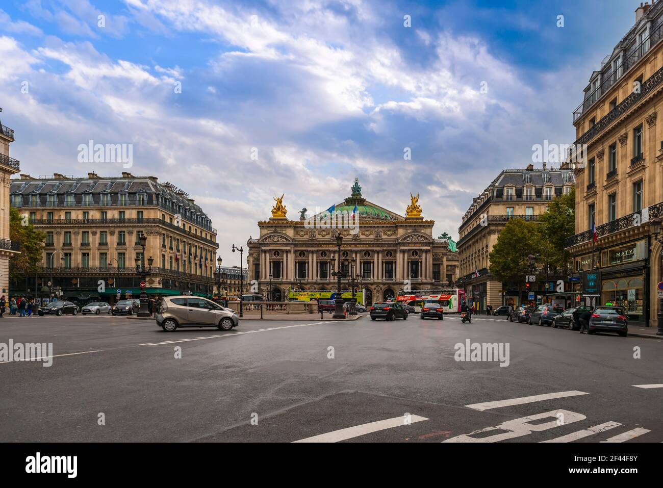 Place de l'Opéra con il suo traffico e i turisti, a Parigi, Francia Foto Stock