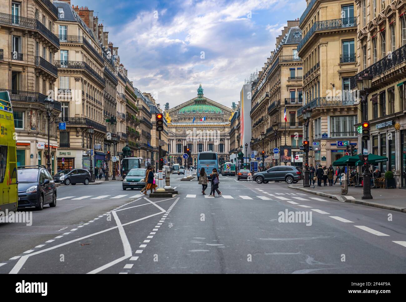 Prospettiva del viale de l'Opéra, e il Palais Garnier sullo sfondo, a Parigi, Francia Foto Stock