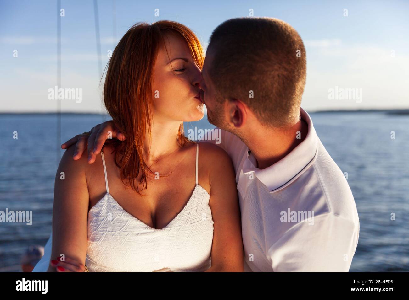 Russia. Vyborg. 08.08.2013 coppia romantica in baci bianchi al tramonto. Foto di alta qualità Foto Stock