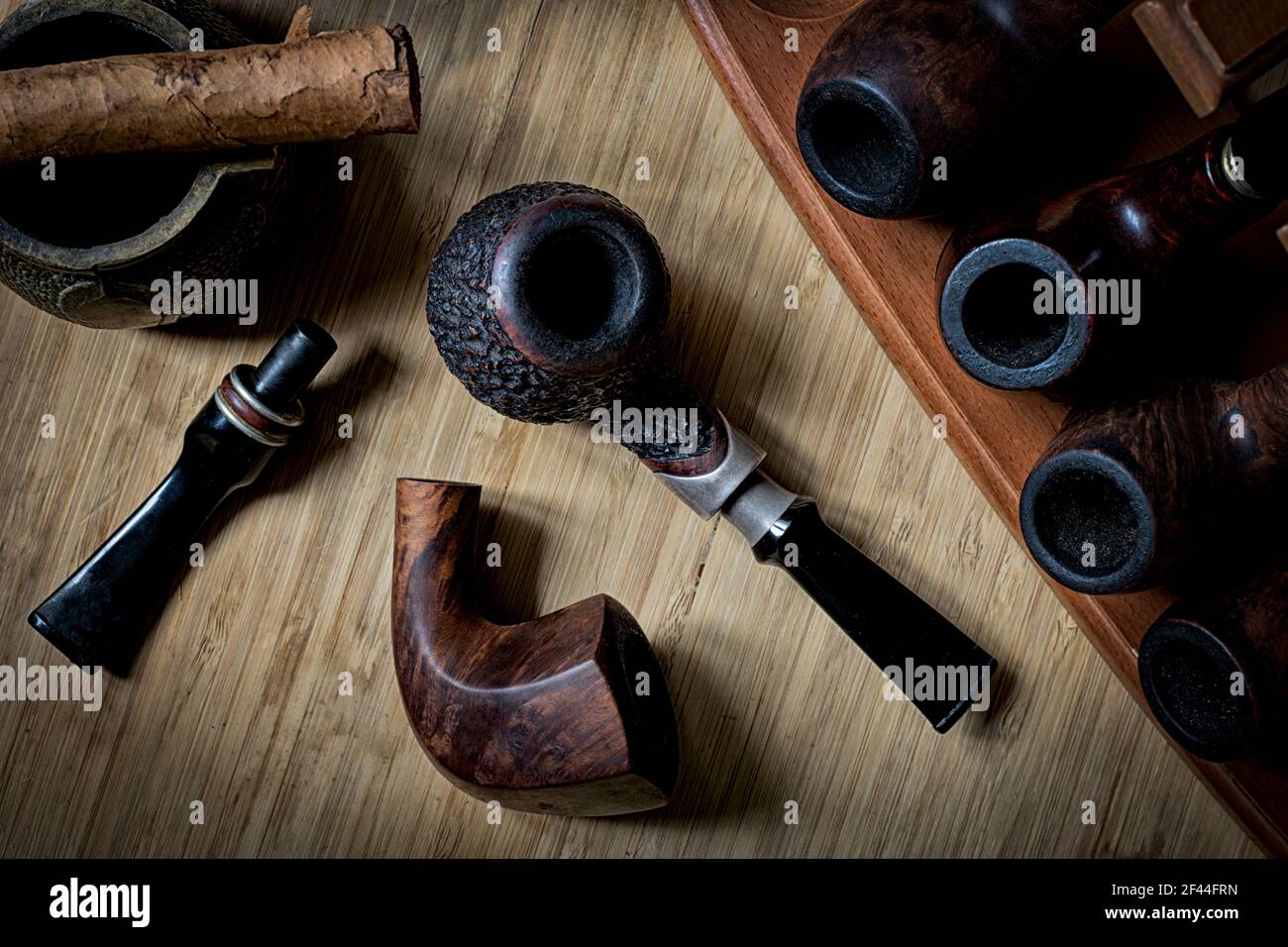 Pipe per affumicatura di forme e tipi diversi in un apposito rack. Foto Stock