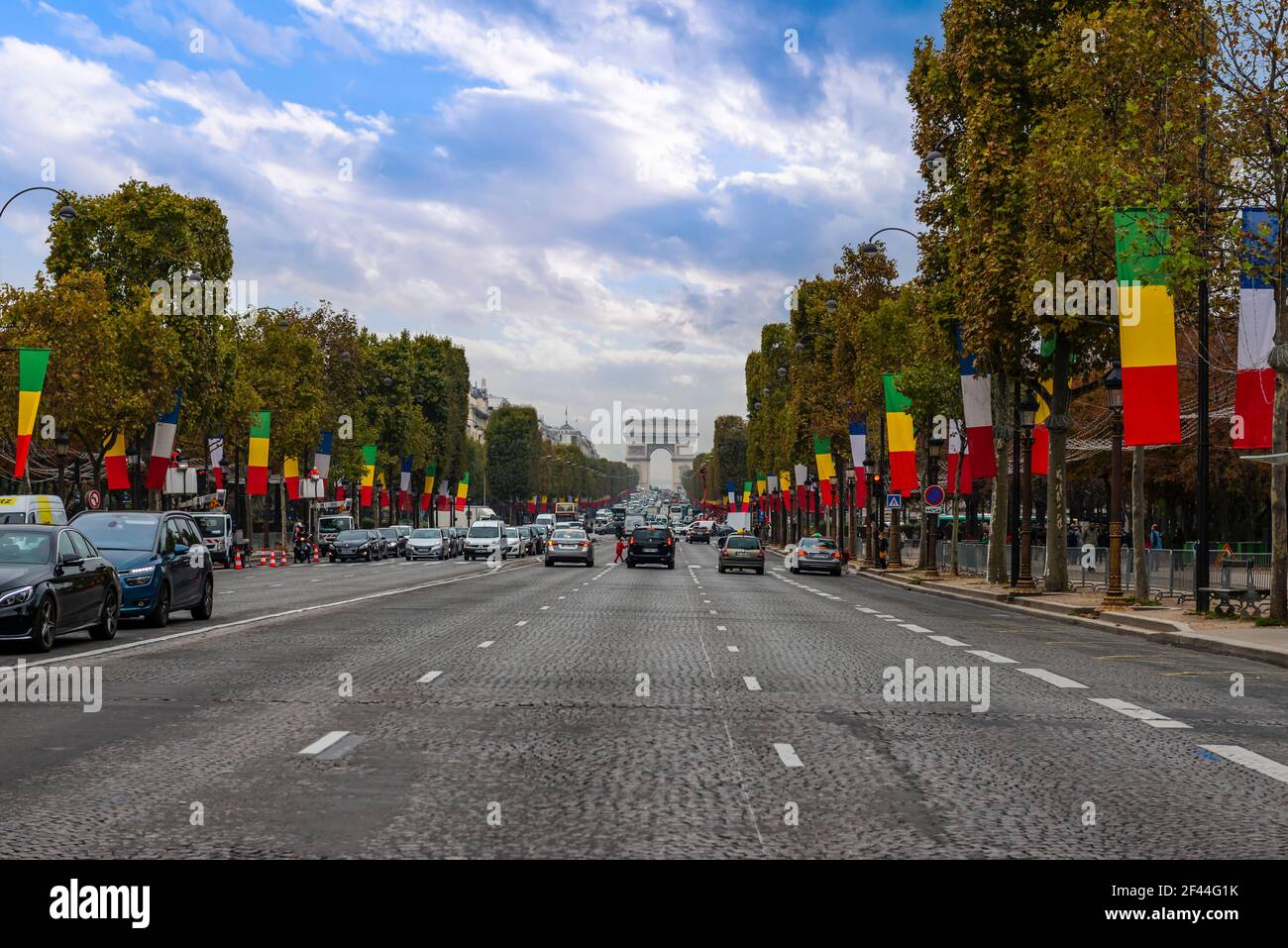 La prospettiva del viale des Champs-Élysées e sullo sfondo l'Arco di Trionfo in autunno, a Parigi, Francia Foto Stock