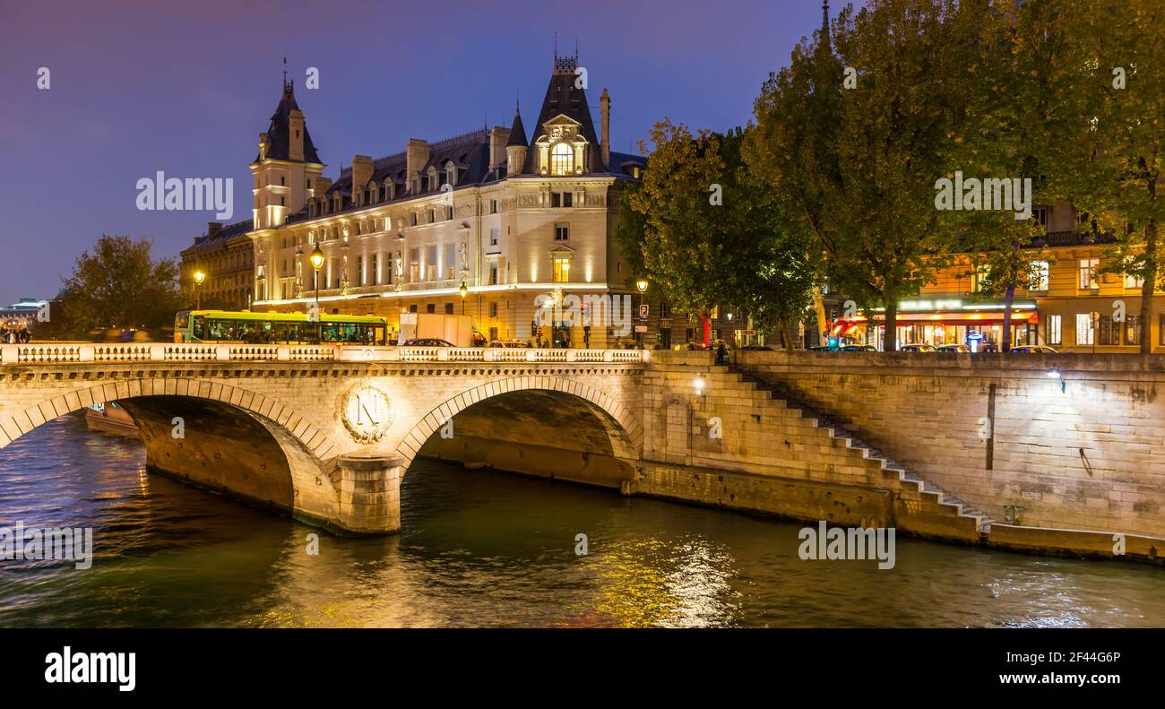 Il Pont au Change e la Prefettura, sulla Senna, di notte, a Parigi, Francia Foto Stock