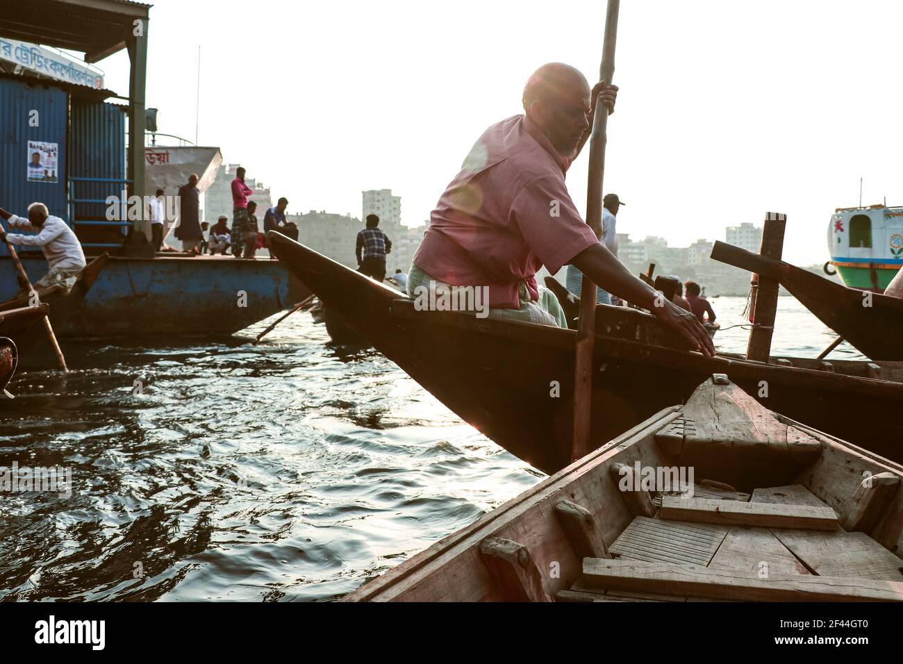 21 febbraio 2021, Sadarghat Puran Dhaka (Old Dhaka), Bangladesh. Sadarghat è il principale porto fluviale di Dhaka. Piccole barche sul fiume Buriganga . Foto Stock