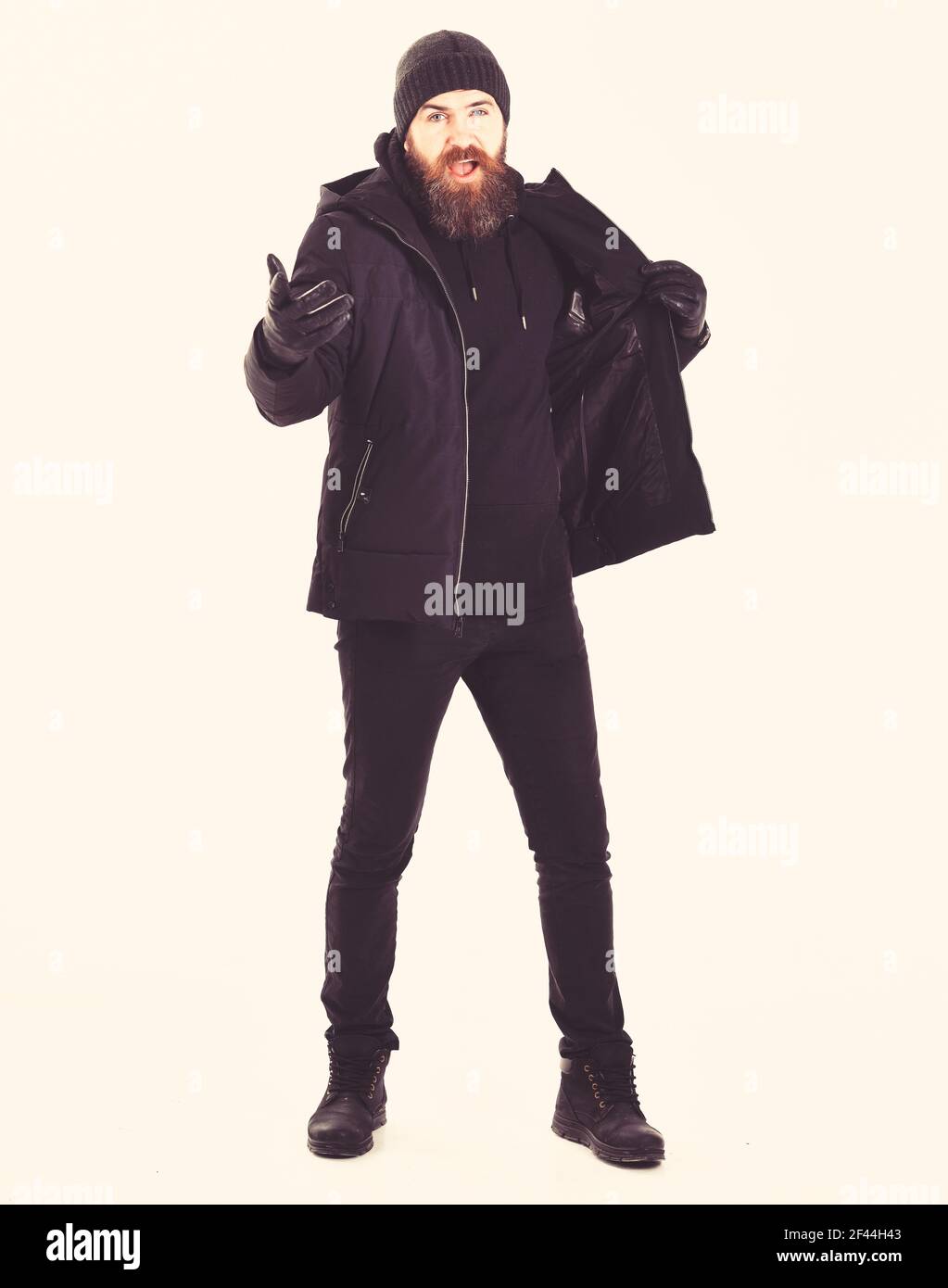 Il ragazzo indossa abiti neri e brutali. Uomo con viso calmo Foto Stock