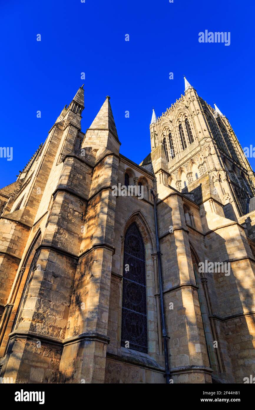 Cattedrale di Lincoln con cielo blu in una giornata molto soleggiata Foto Stock