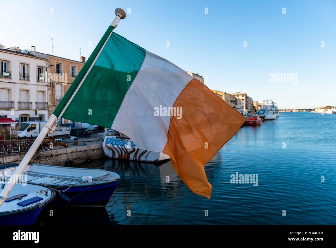 Bandiera irlandese che galleggia sopra il canale a Sète in Herault In Francia Foto Stock