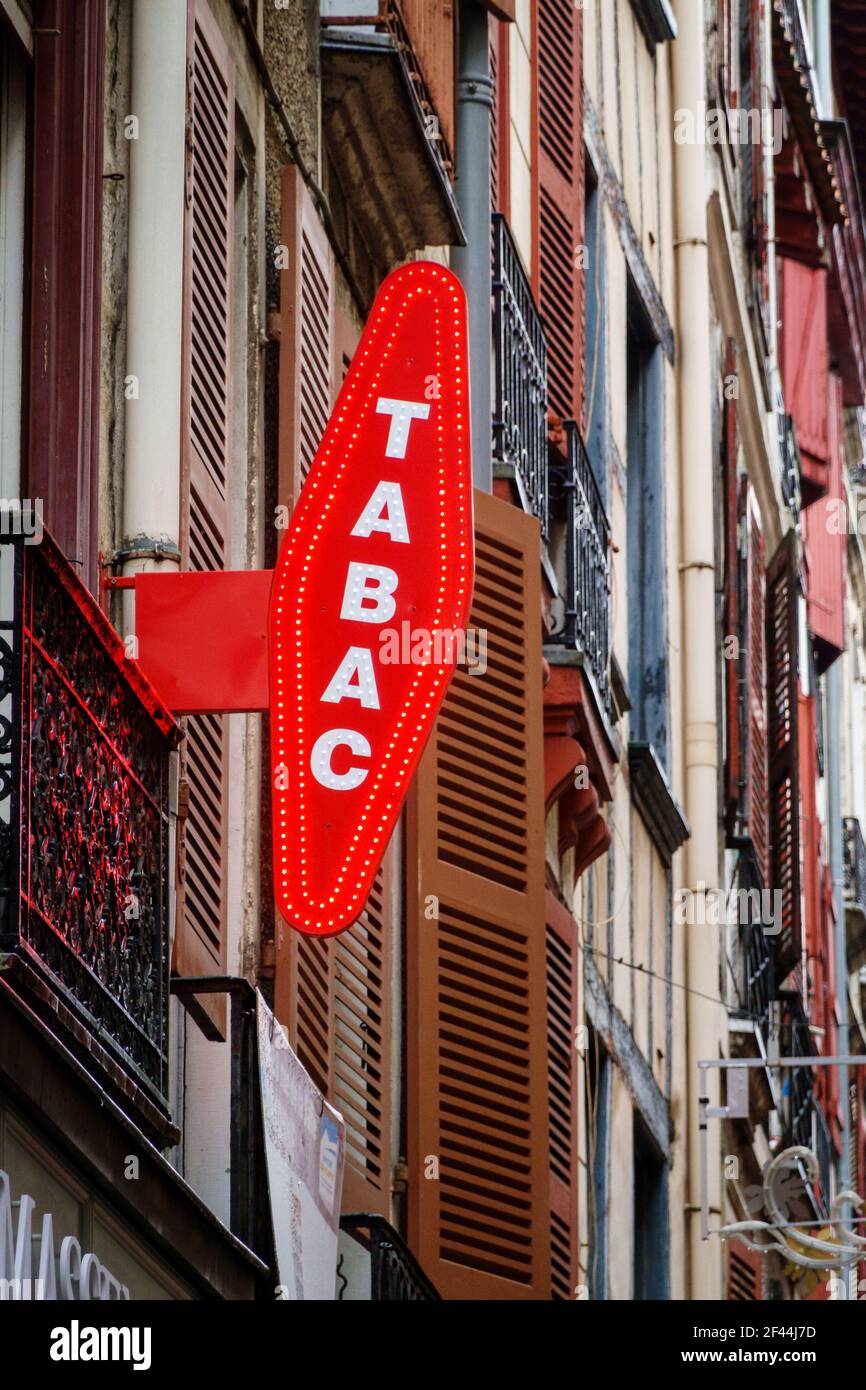 Cartello rosso francese fuori tabaccheria. Foto Stock