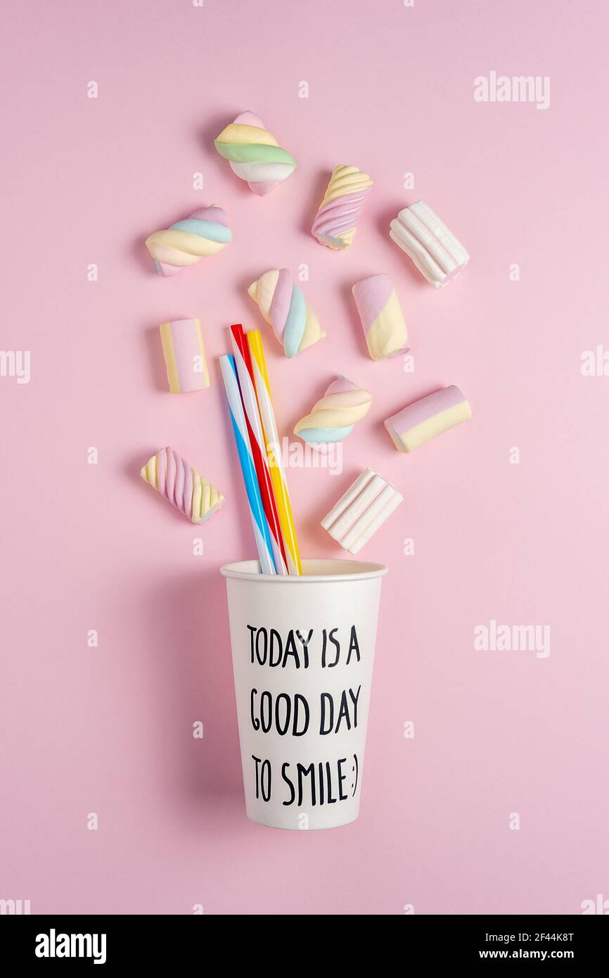 Marshmallow colorati con tazza di carta su sfondo rosa. Concetto creativo  minimo di cibo dolce per le vacanze Foto stock - Alamy