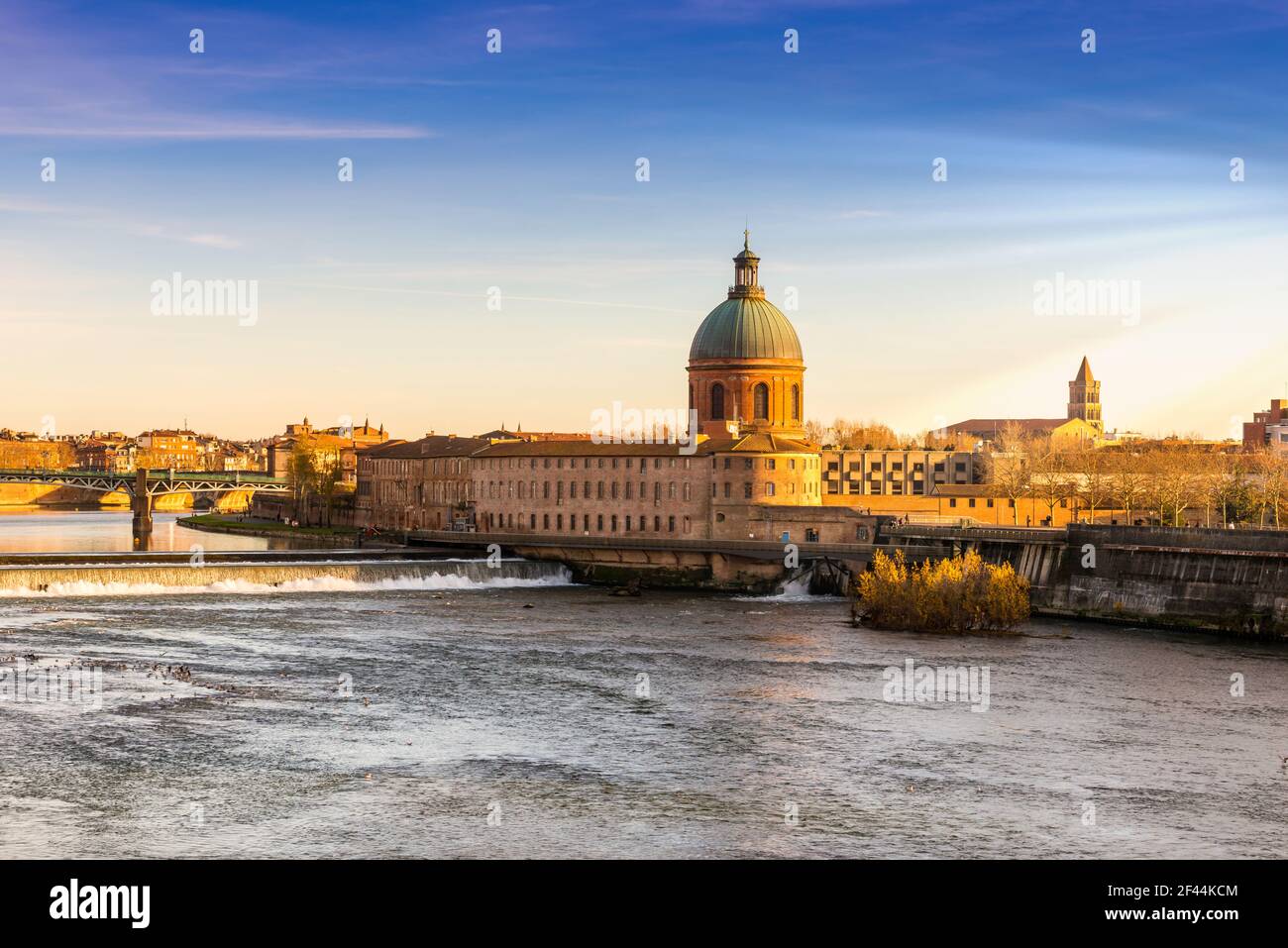 Il fiume Garonne e l'ospedale grave di Tolosa in Occitanie, Francia Foto Stock