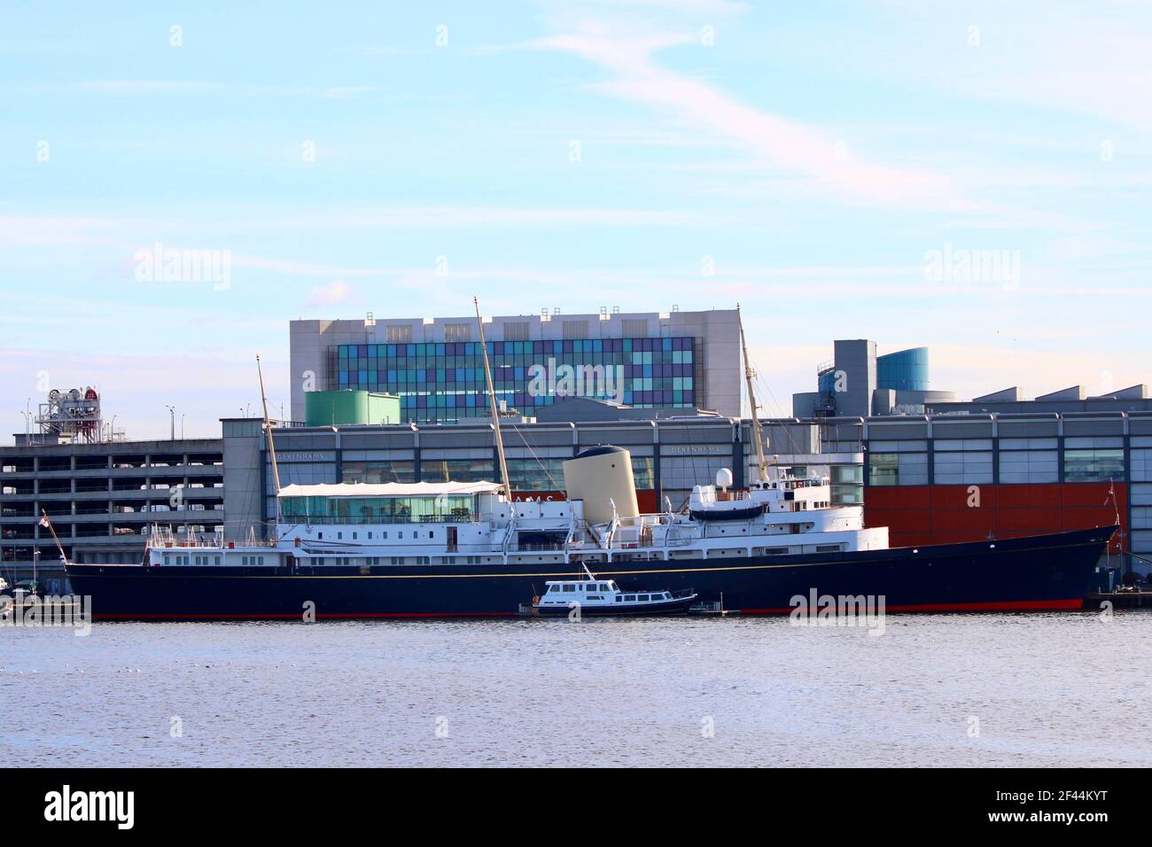 Il Royal Yacht Britannia e Ocean Terminal a Leith Edinburgh Foto Stock