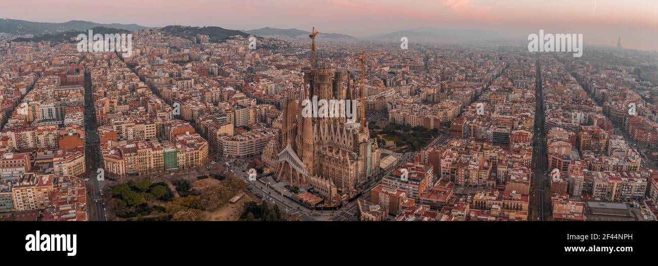Barcellona, Spagna - Feb 25, 2020: Panorama aereo drone shot del centro città strada vuota prima dell'alba al tramonto d'inverno Foto Stock
