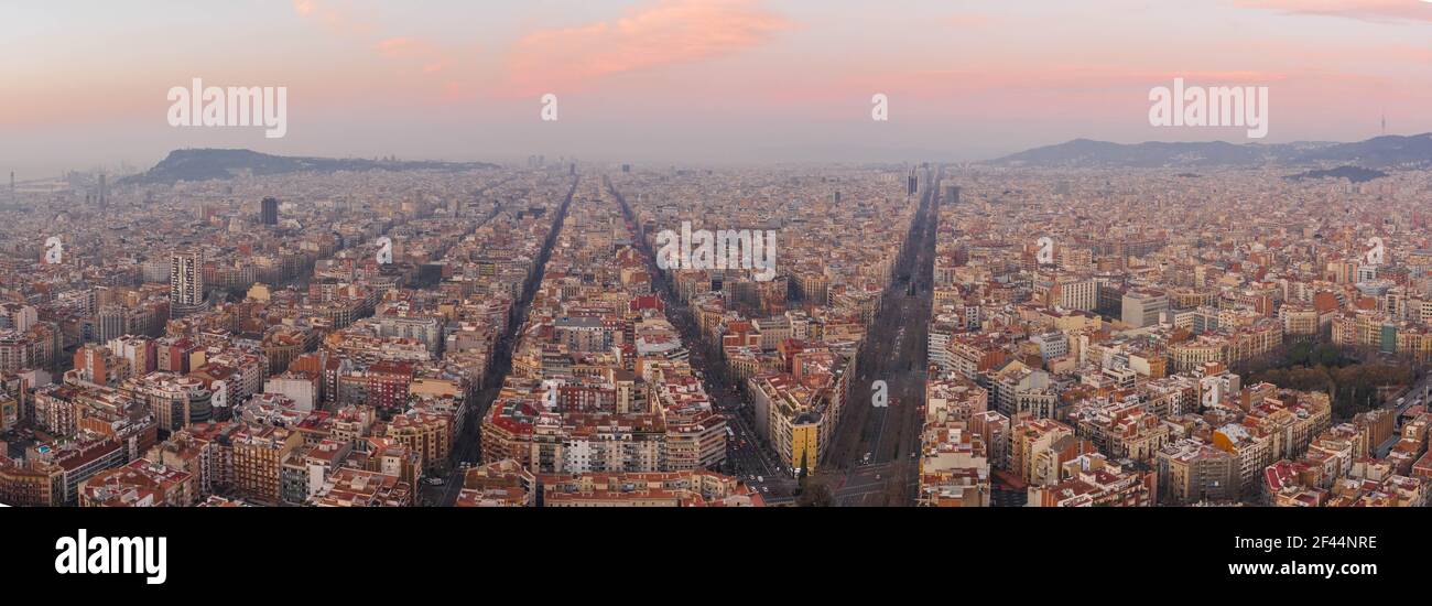 Panorama aereo drone shot del centro di Barcellona strada vuota Prima dell'alba alla mattina invernale della Spagna Foto Stock