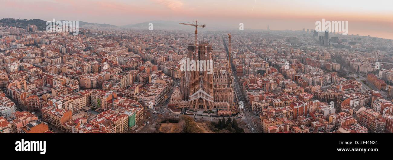 Barcellona, Spagna - Feb 25, 2020: Panorama aereo drone shot del centro città strada vuota prima dell'alba al tramonto d'inverno Foto Stock
