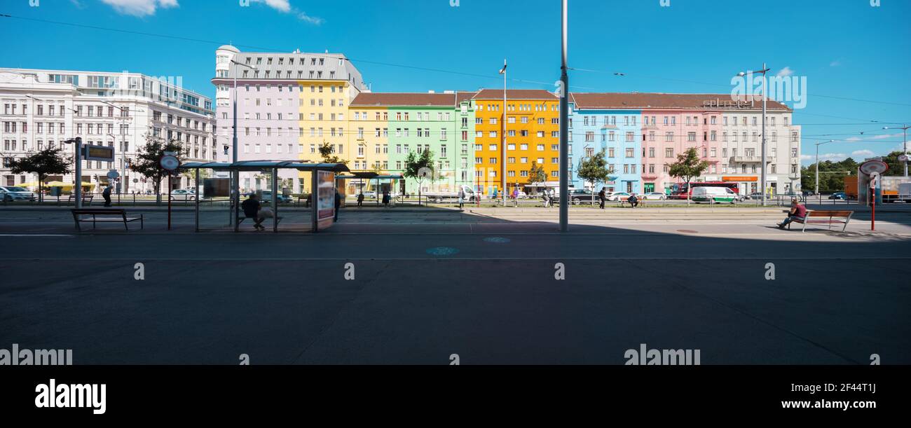 Tradizionale casa colorata in Austria con trasporto pubblico Foto Stock