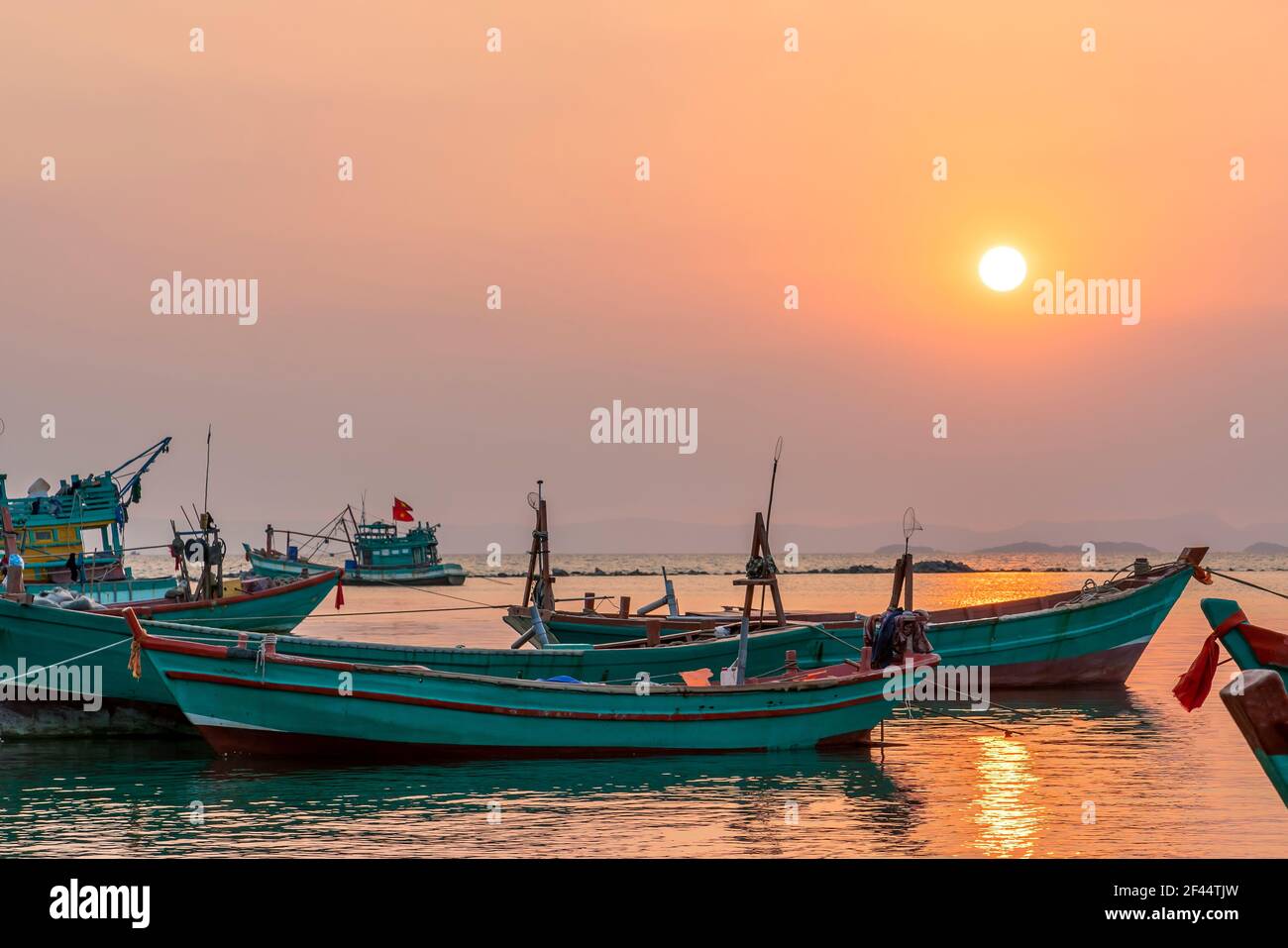 Il tramonto sulla splendida baia quando la barca da pesca si affaccia sul sole è anche la fine della giornata a ha Tien, Vietnam Foto Stock