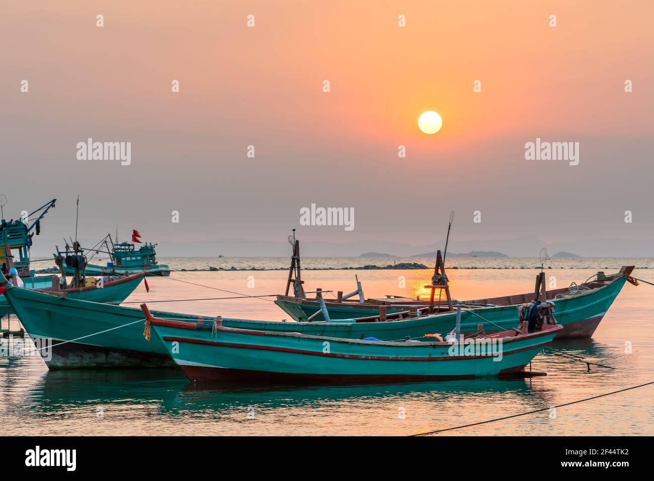 Il tramonto sulla splendida baia quando la barca da pesca si affaccia sul sole è anche la fine della giornata a ha Tien, Vietnam Foto Stock