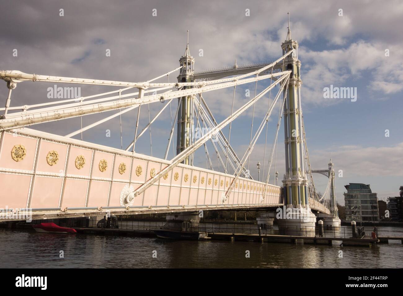 Metallo delicato e ornato su Albert Bridge, Chelsea, Londra, Inghilterra, Regno Unito Foto Stock