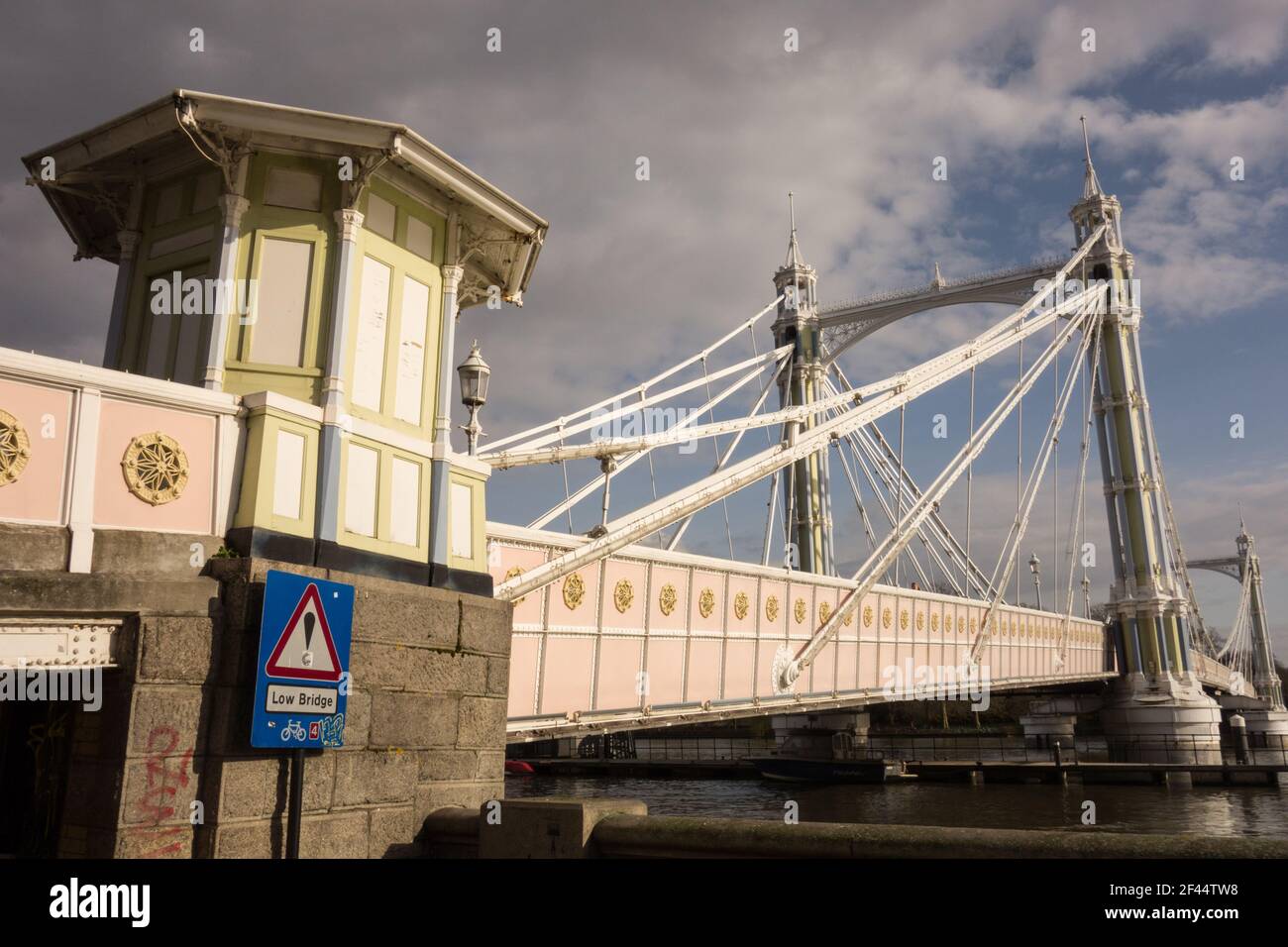 Un colorato pedaggio sul ponte Albert, Chelsea, Londra, Inghilterra, Regno Unito Foto Stock