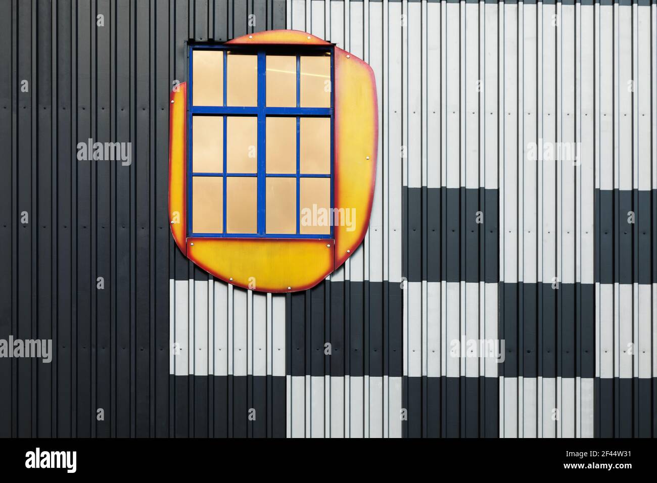 Finestra artistica in uno strano edificio bianco e nero Foto Stock
