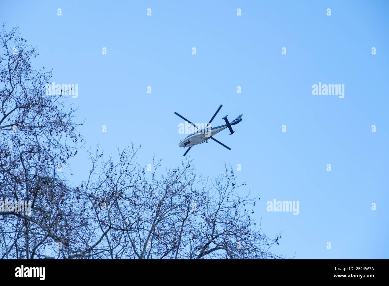 Londra, Regno Unito. 15 marzo 2021. L'elicottero vola su Piazza del Parlamento. Migliaia di persone si sono riunite in Piazza del Parlamento per sensibilizzare sulla sicurezza delle donne Foto Stock