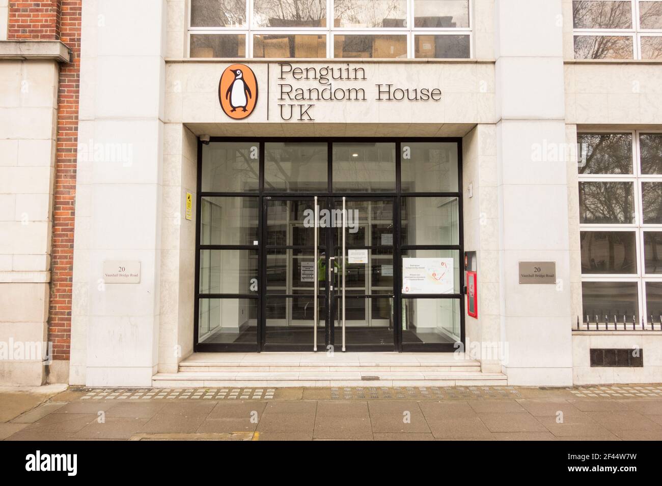 L'ingresso alla Penguin Random House, Vauxhall Bridge Road, Londra, SW1, Regno Unito Foto Stock