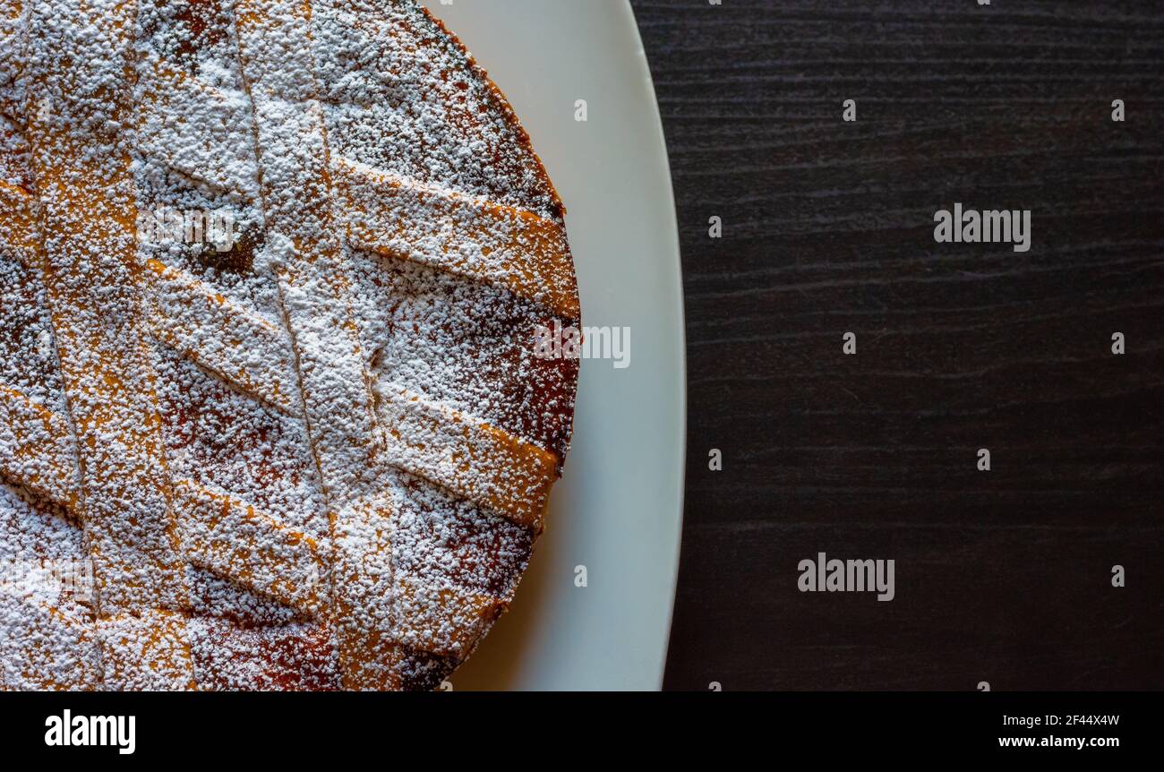 Primo piano della Pastiera napoletana, tipica torta italiana per Pasqua. Farcite con ricotta e canditi, ricoperte di zucchero in polvere. Foto Stock