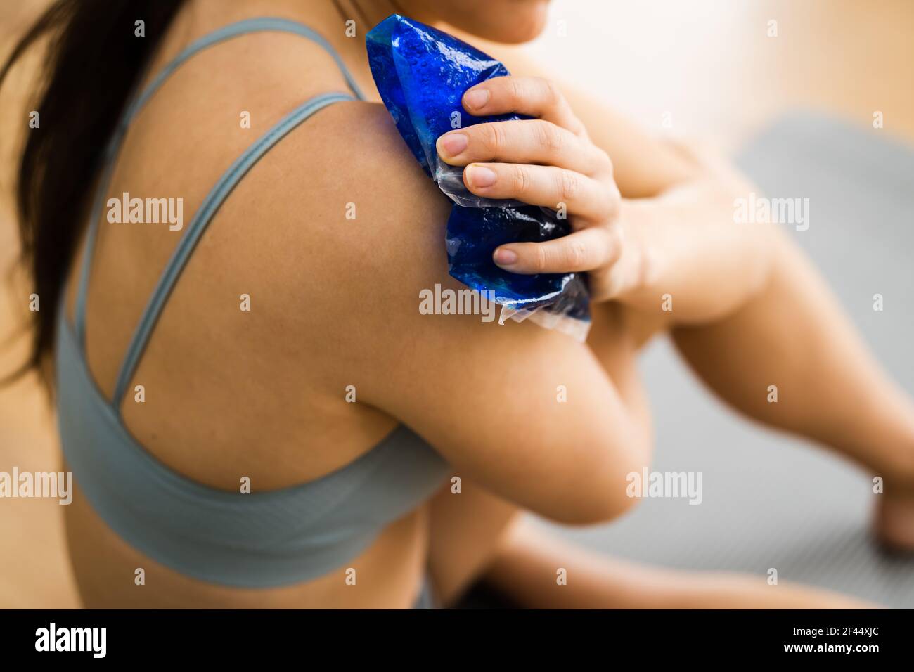 Applicazione del gel per terapia a freddo Ice Pack per lesioni alle spalle Foto Stock