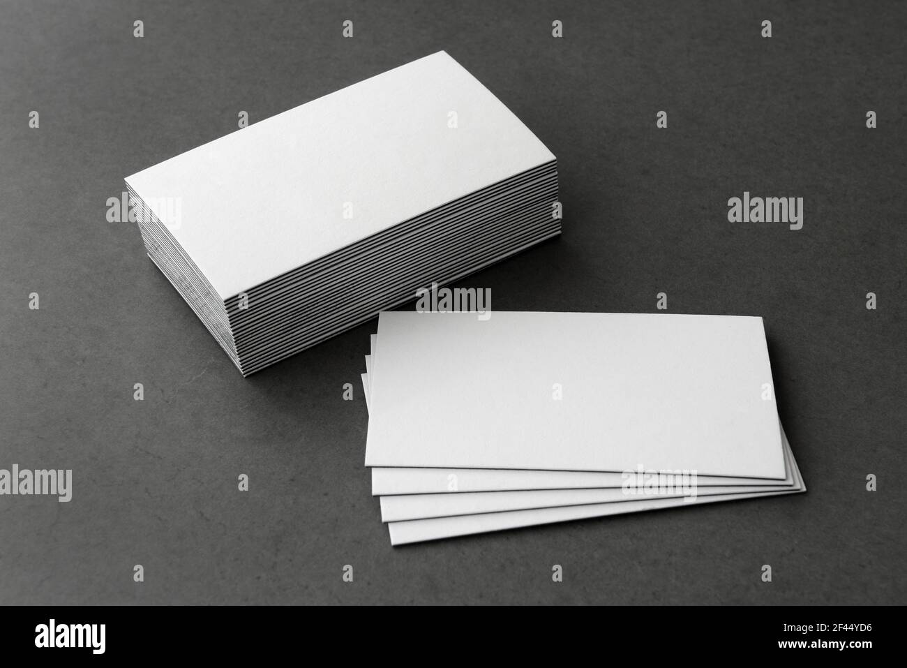 I biglietti da visita sono vuoti. Mockup su sfondo nero. Spazio di copia per il testo. Foto Stock
