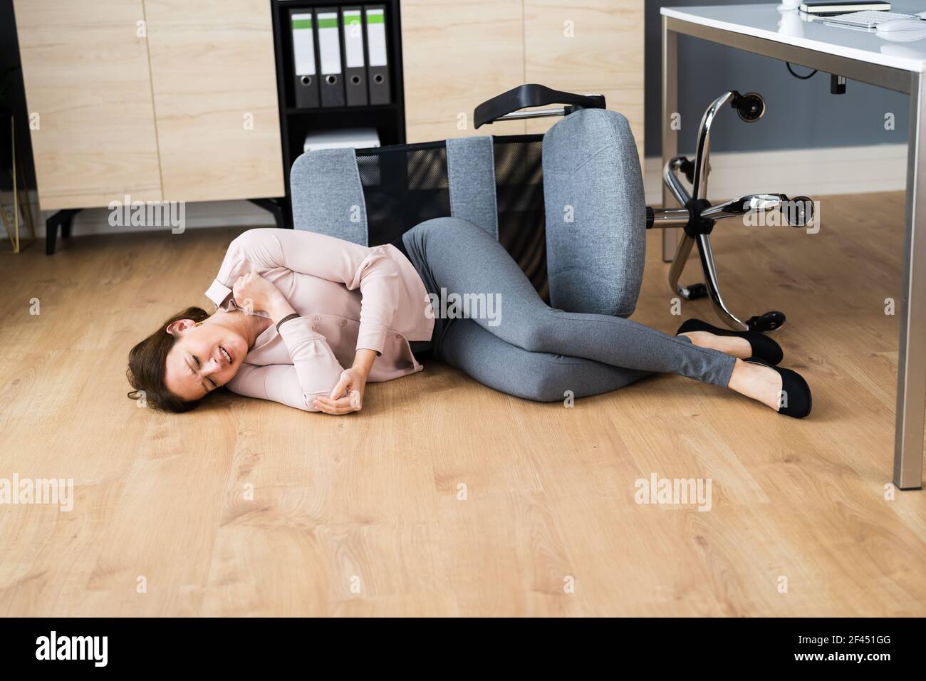 Incidente caduta sedia ufficio sul luogo di lavoro Foto Stock