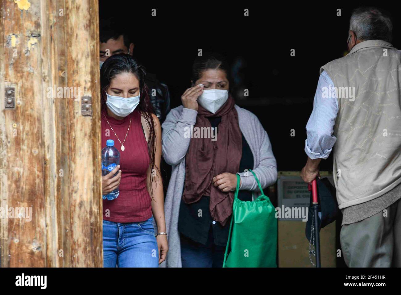 Non esclusivo: TOLUCA, MESSICO MARZO 18: Le persone aspettano in coda un sacerdote che ascolta le loro confessioni durante il confessionale all'aperto a Santa Veracruz Foto Stock