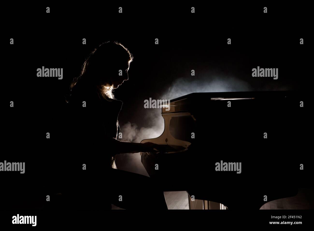 Musicista pianista suonando musica piano. Strumento musicale Grand piano con artista femminile Foto Stock