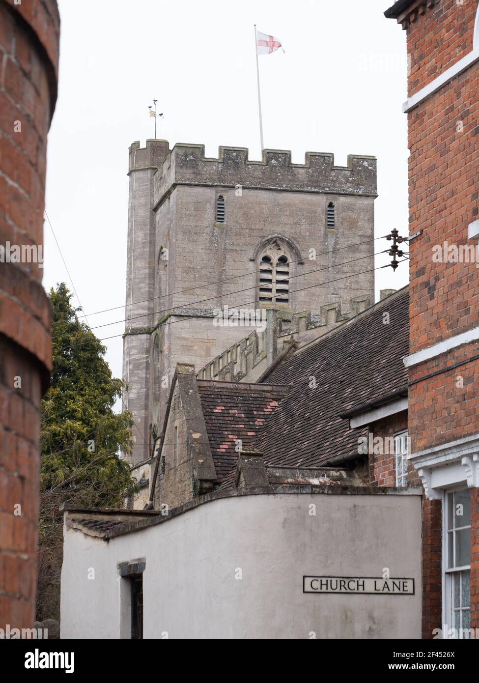 Una vista di All Saints Church, Westbury da Church Lane in un giorno coperto. Foto Stock