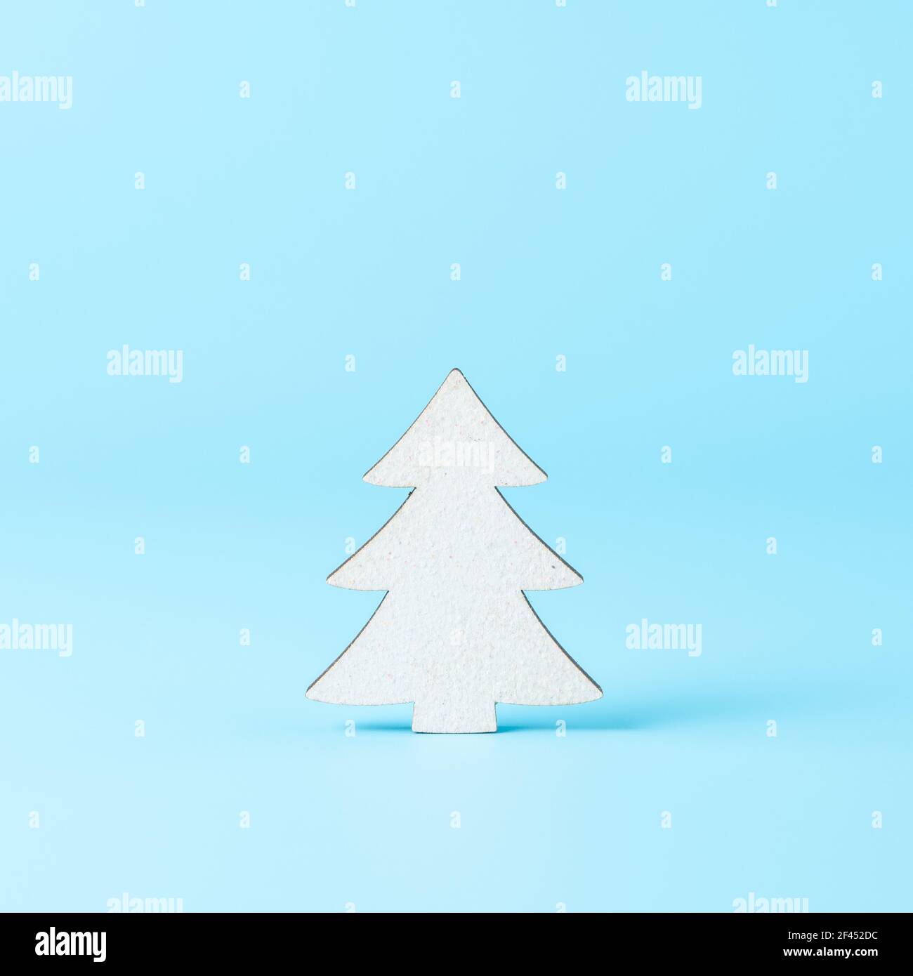 Albero di Natale su sfondo blu. Concetto minimo di anno nuovo. Foto Stock