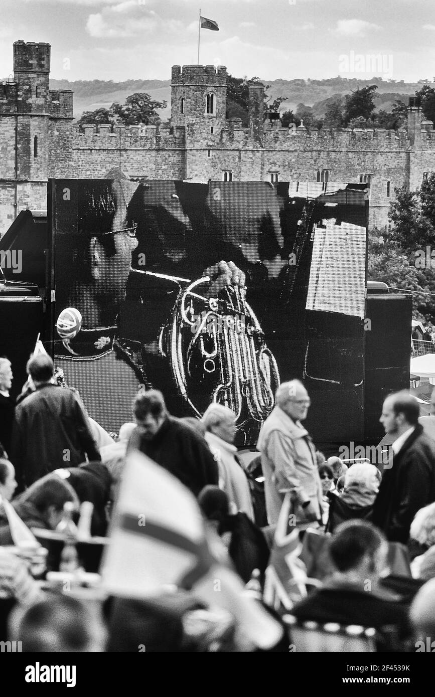 Grande schermo digitale in un concerto estivo all'aperto al castello di Leeds. Kent. Inghilterra. REGNO UNITO Foto Stock