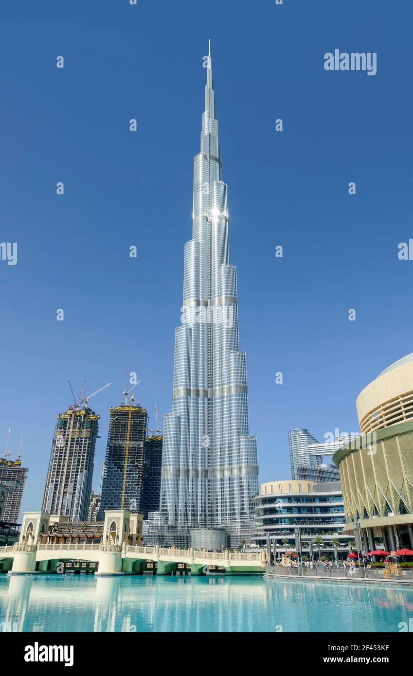 Scenario con l'edificio Burj Khalifa intorno al parco Burj Khalifa a Dubai, la città più popolosa degli Emirati Arabi Uniti Foto Stock