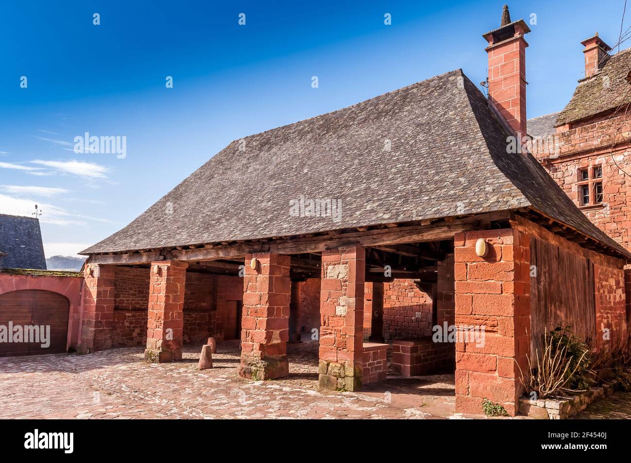 Magnifica casa con una torretta nel borgo medievale di Collonges-la-rouge in Corrèze, Nuova Aquitania in Francia Foto Stock