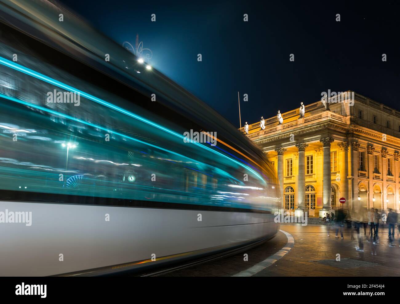 Tram che passa rapidamente di fronte al teatro di Bordeaux, in Gironda, Nuova Aquitania, Francia Foto Stock