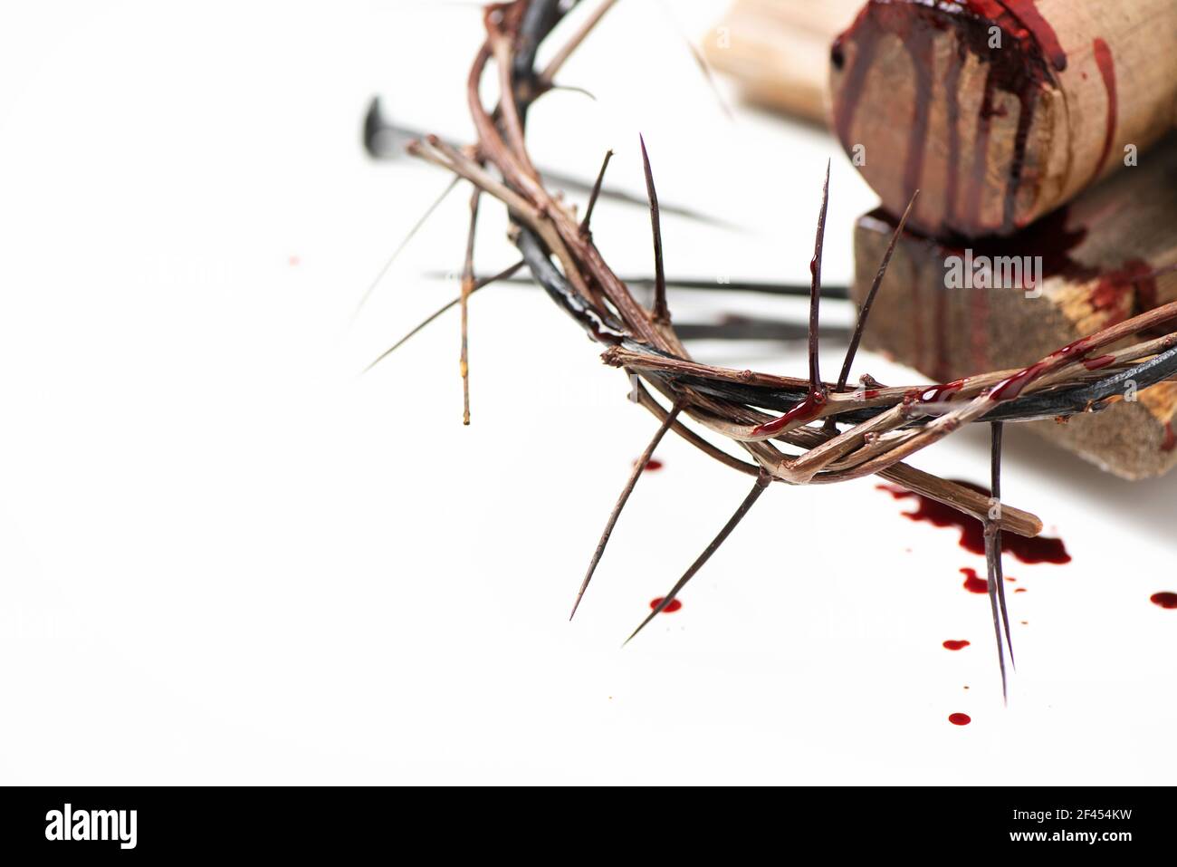 Venerdì Santo, Passione di Gesù Cristo. Corona di spine, martello, chiodo vecchio isolato su bianco. Festa cristiana di Pasqua. Vista dall'alto, spazio di copia. Crocifissione Foto Stock