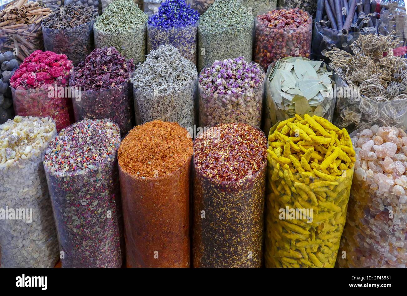 Varie incenso e altri aromatici orientali colorati visti a Dubai Foto Stock