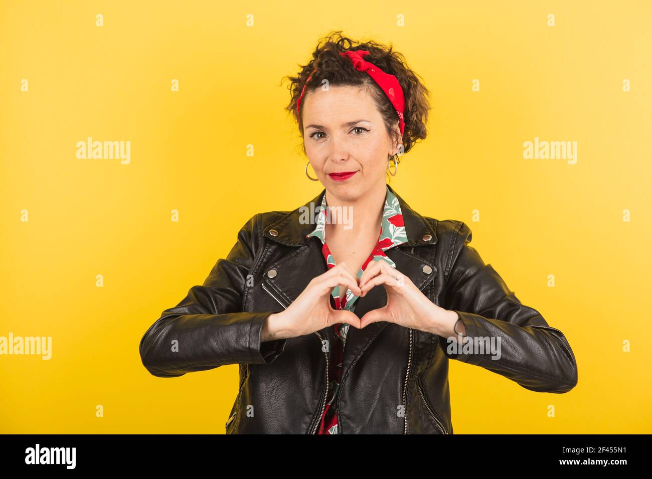 Fissa una donna che fa il cuore con le mani Foto Stock