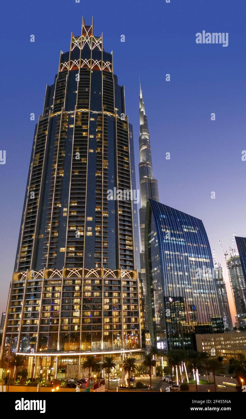 Vista sulla città di Dubai, la città più popolosa degli Emirati Arabi Uniti in serata Foto Stock