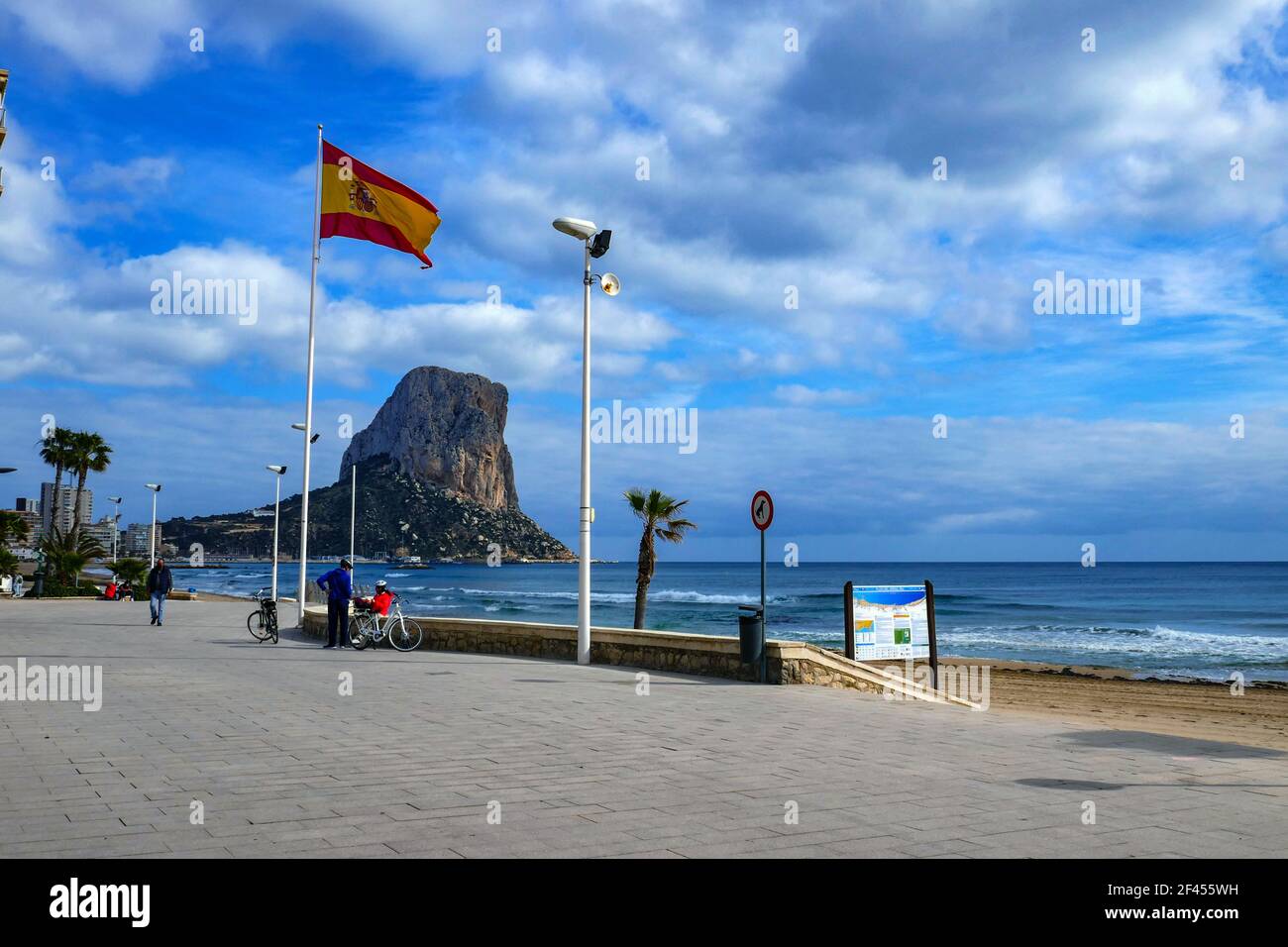 Bandiera spagnola e la Peñon de'Ifach sopra il Mar Mediterraneo a Calpe, Costa Blanca, Spagna Foto Stock