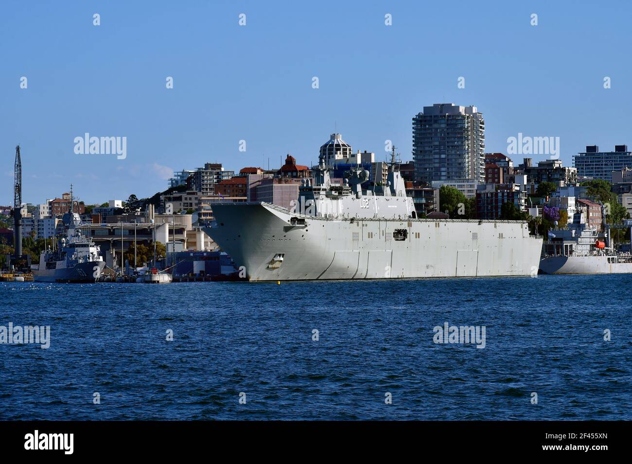 Sydney, NSW, Australia - 29 ottobre 2017: Navi da guerra HMAS Canberra, un vettore di elicotteri e HMAS Stuart Frigate nel porto di Wooloomooloo Foto Stock