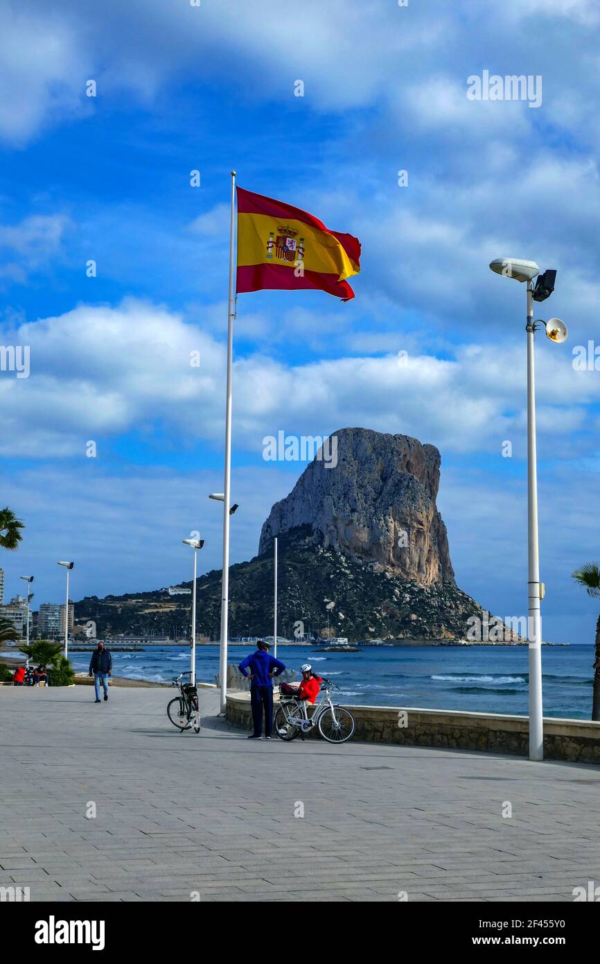 Bandiera spagnola e la Peñon de'Ifach sopra il Mar Mediterraneo a Calpe, Costa Blanca, Spagna Foto Stock