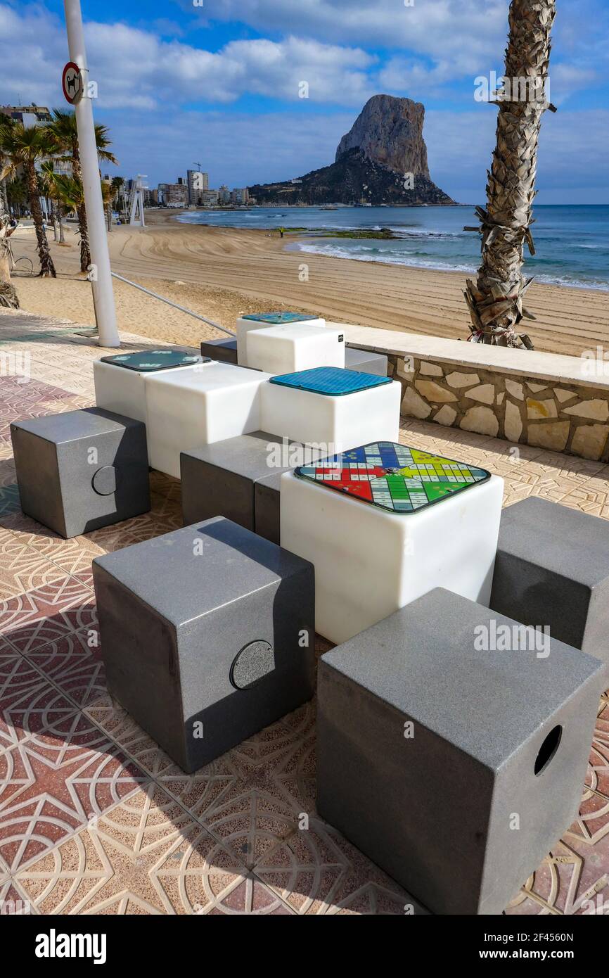 Tavolo per giochi da tavolo e il Peñon de'Ifach sopra il Mar Mediterraneo a Calpe, Costa Blanca, Spagna Foto Stock