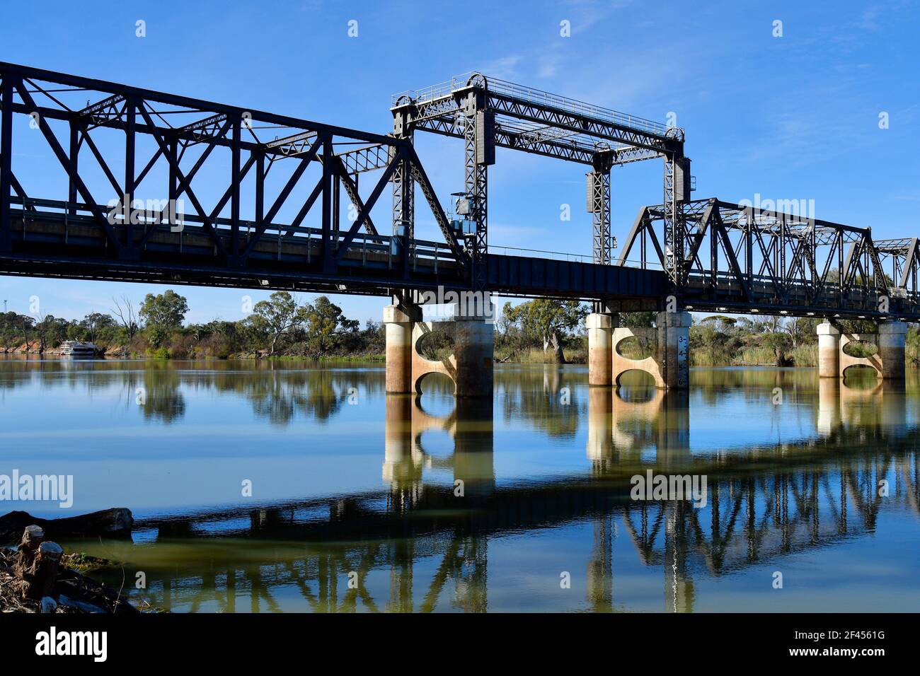Australia, NSW, Abbotsford ponte sul fiume Murray, una singola corsia di acciaio ponte di travatura reticolare Foto Stock