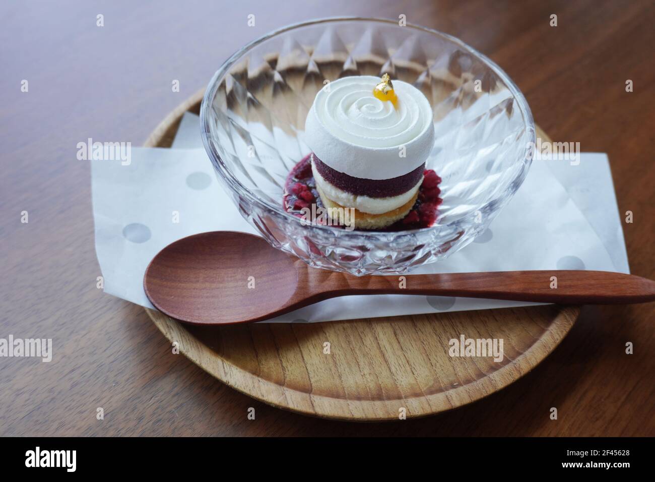 Delizioso vacherin dessert con sorbetto di frutti di bosco misti, gelato alla vaniglia e vodka. Foto Stock
